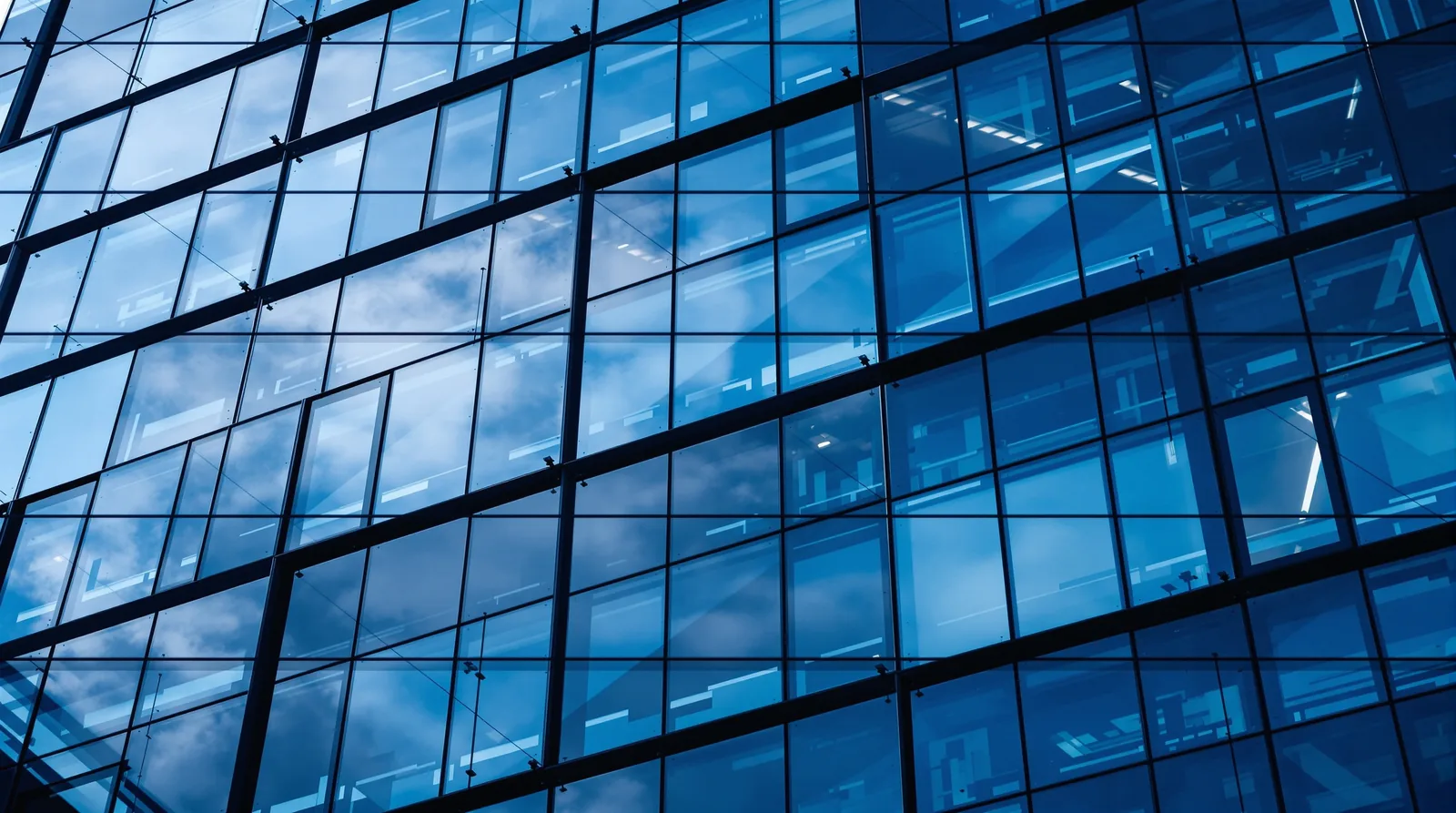 Façade vitrée moderne en verre teinté bleu